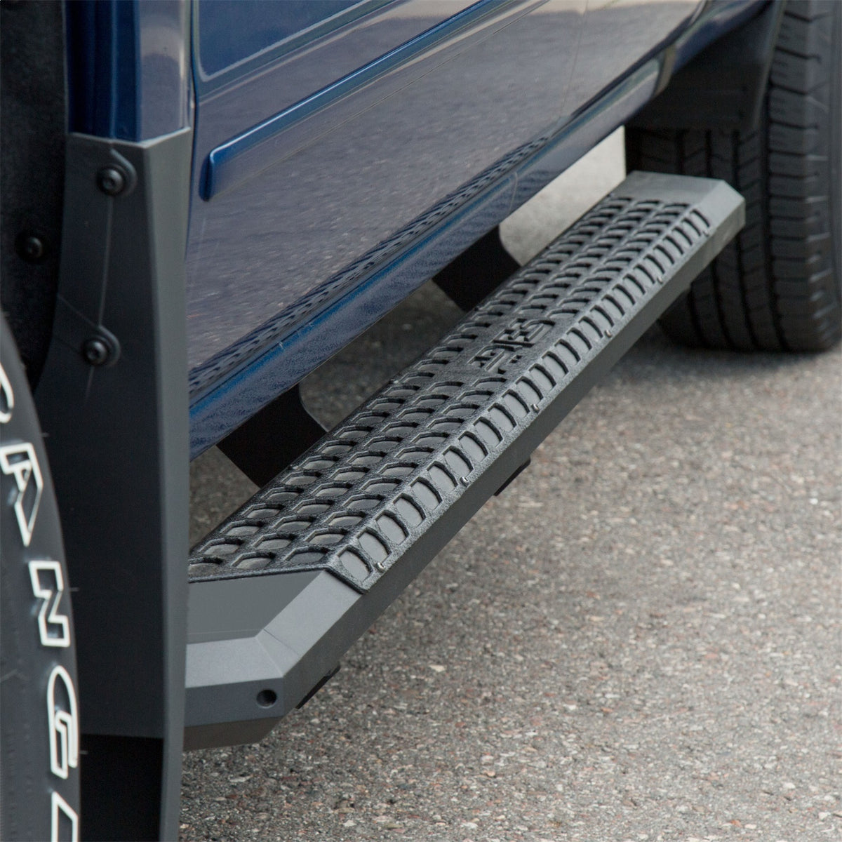 ARIES AdvantEDGE Black Aluminum 91-in Truck Running Boards for Chevrolet/GMC Silverado/Sierra 1500, 2500 HD, 3500 HD Crew Cab (2007-2019) - 2556047