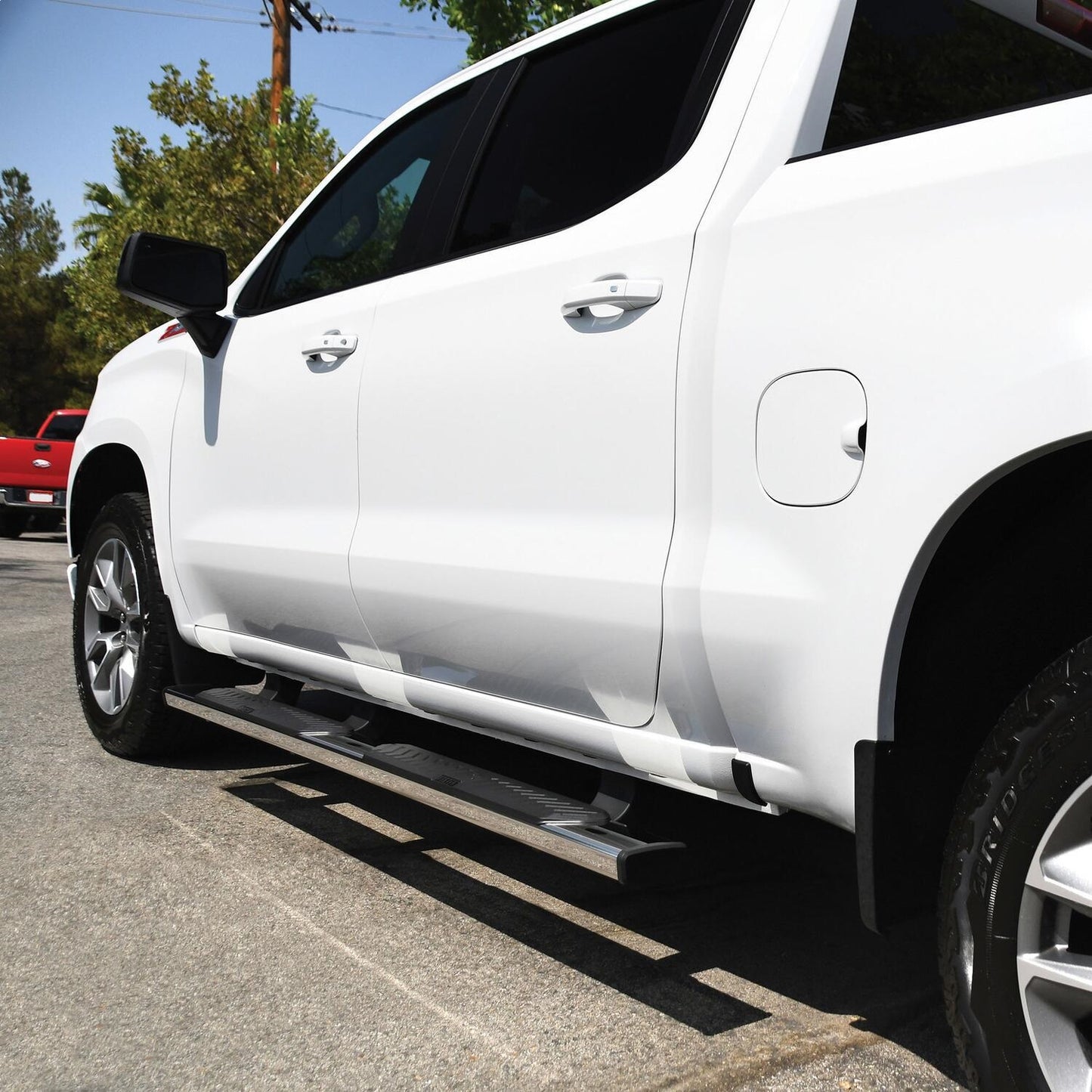 Westin R5 Nerf Step Bars for Chevrolet Silverado / GMC Sierra trucks (2019-2026) - 28-51270