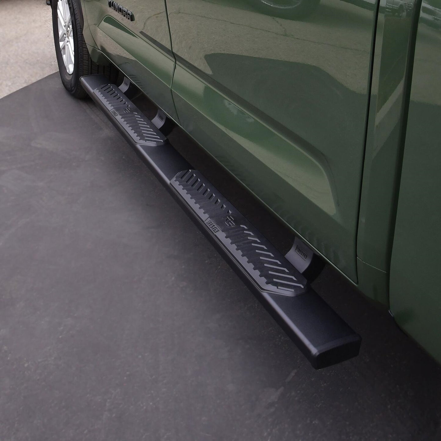 Westin R5 Nerf Step Bars for Toyota Tundra (2022-2026) - 28-51345