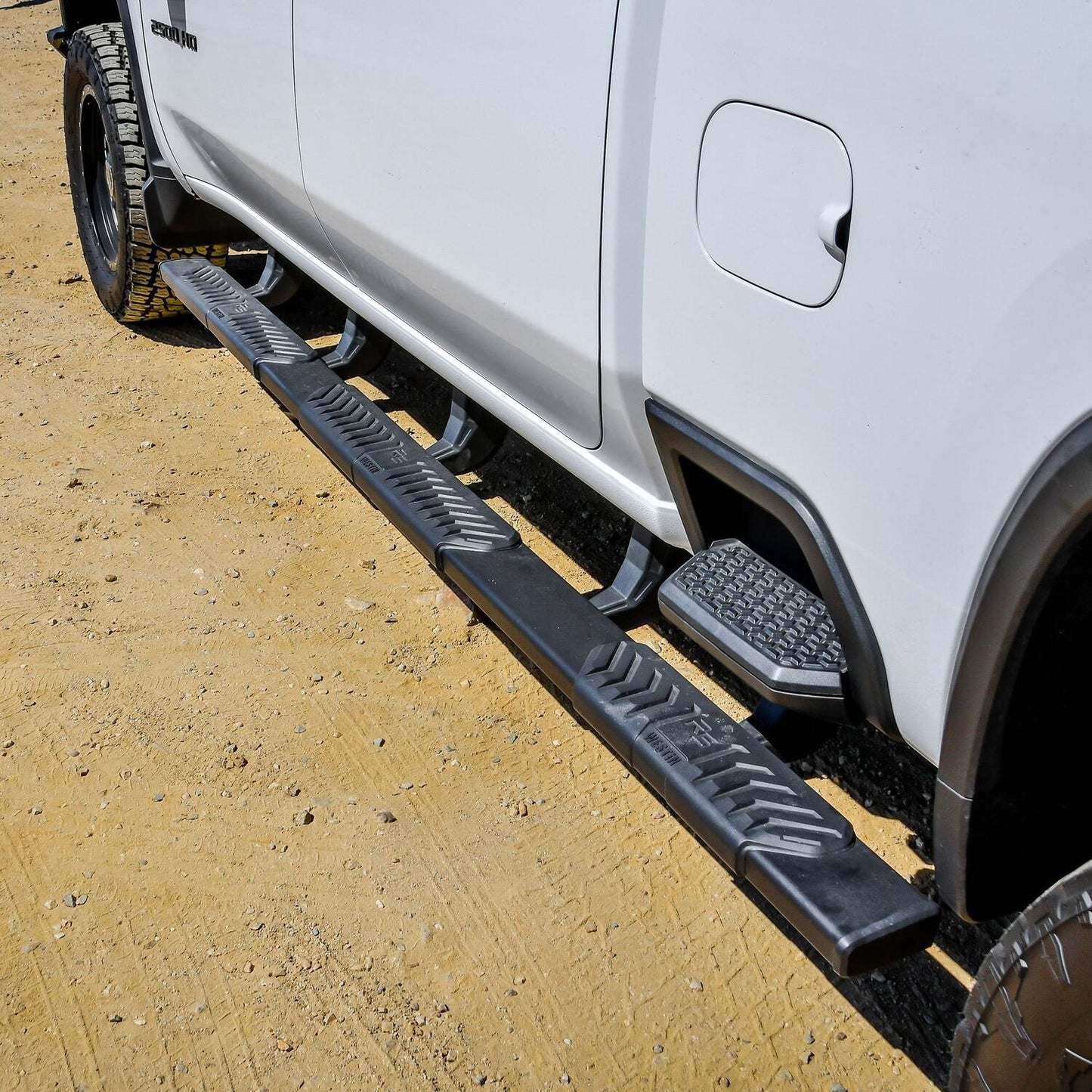 Westin R5 M-Series XD Wheel to Wheel Nerf Step Bars for Chevrolet Silverado / GMC Sierra trucks (2020-2026) - 28-5234765