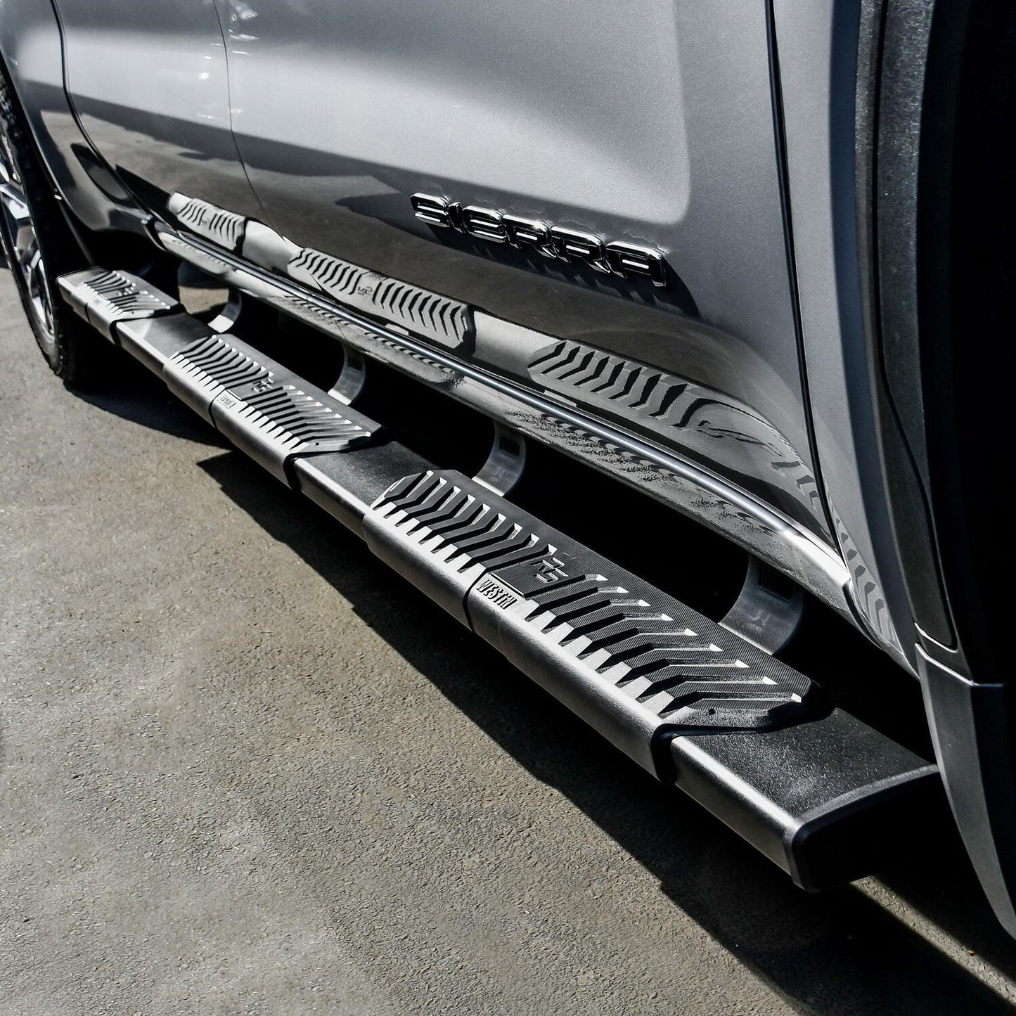 Westin R5 M-Series Wheel-to-Wheel Nerf Step Bars for Chevrolet/GMC Silverado/Sierra 1500 (2019-2026) - 28-534695