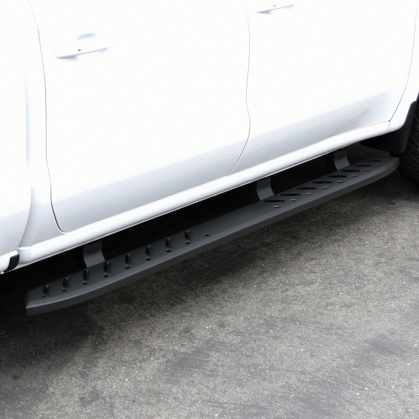 Westin Thrasher Running Boards for Chevrolet Silverado / GMC Sierra trucks (2019-2026) - 28-81275