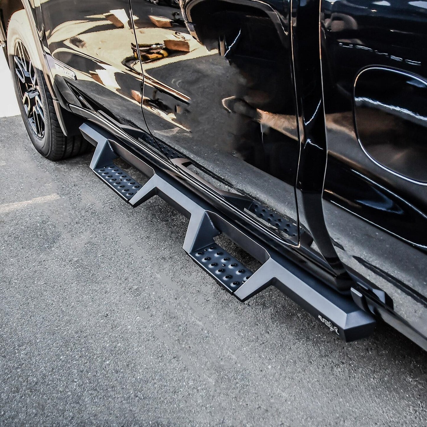 Westin HDX Drop Nerf Step Bars for Chevrolet Silverado / GMC Sierra trucks (2019-2026) - 56-14125